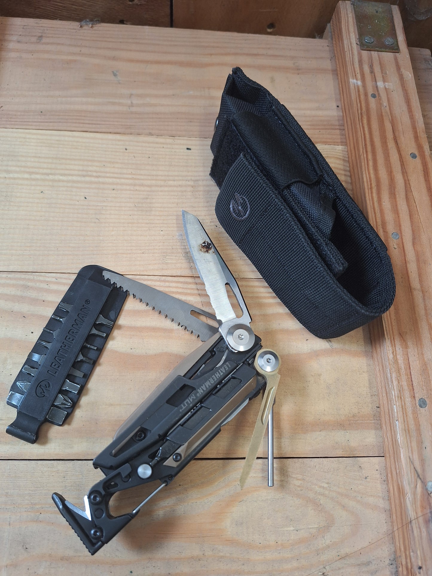 Leatherman MUT Multitool with Pouch and Bits