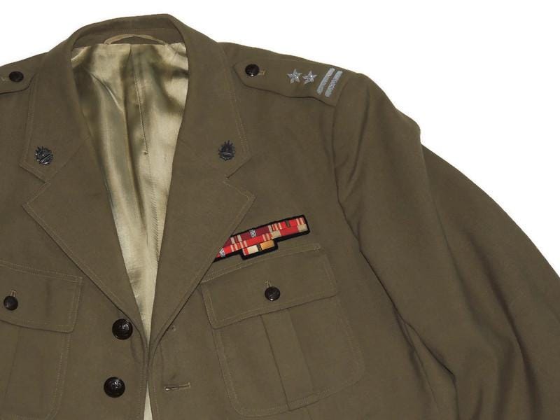 Garnisonsbluse eines Oberstleutnants mit Originalmuster aus der Zeit des Kalten Krieges aus den 1960er Jahren.