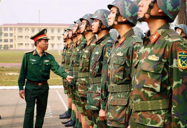 Uniform der vietnamesischen Armee mit moderner mittlerer Besatz