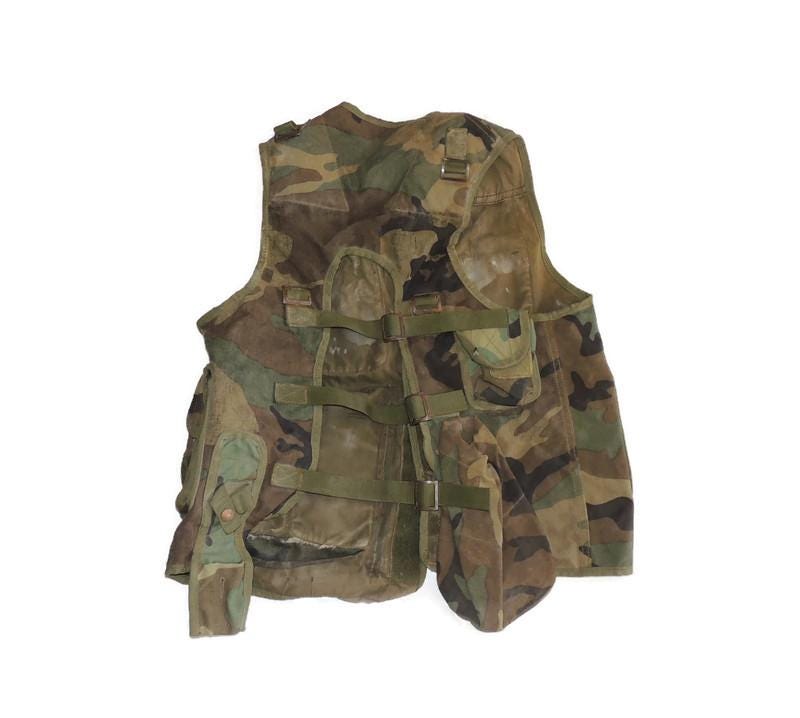 Taktische Weste der alten Generation im Waldtarnmuster der türkischen Armee