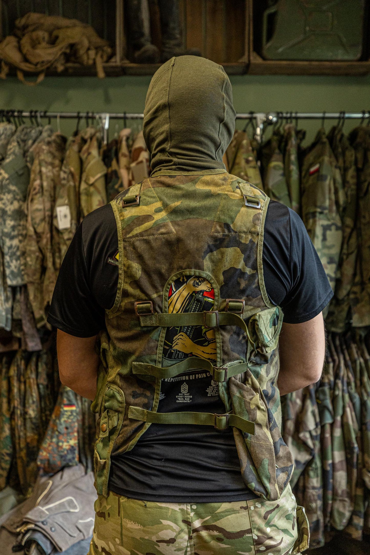 Taktische Weste der alten Generation im Waldtarnmuster der türkischen Armee