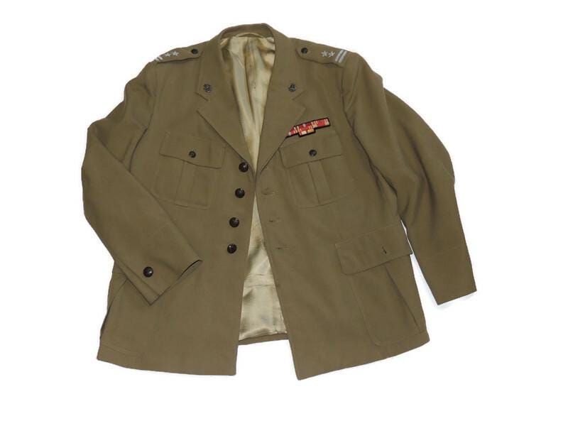 Garnisonsbluse eines Oberstleutnants mit Originalmuster aus der Zeit des Kalten Krieges aus den 1960er Jahren.