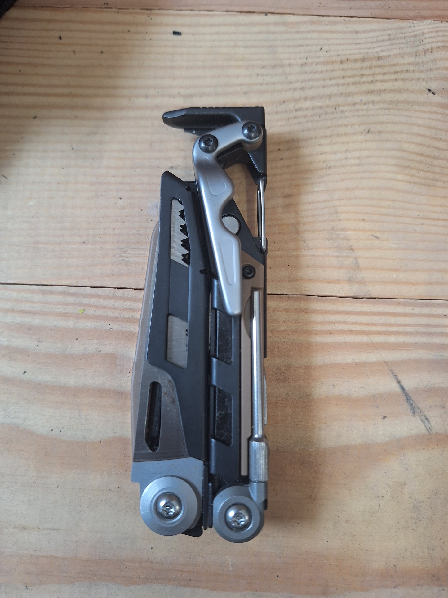 Multitool Leatherman MUT z ładownicą i bitami