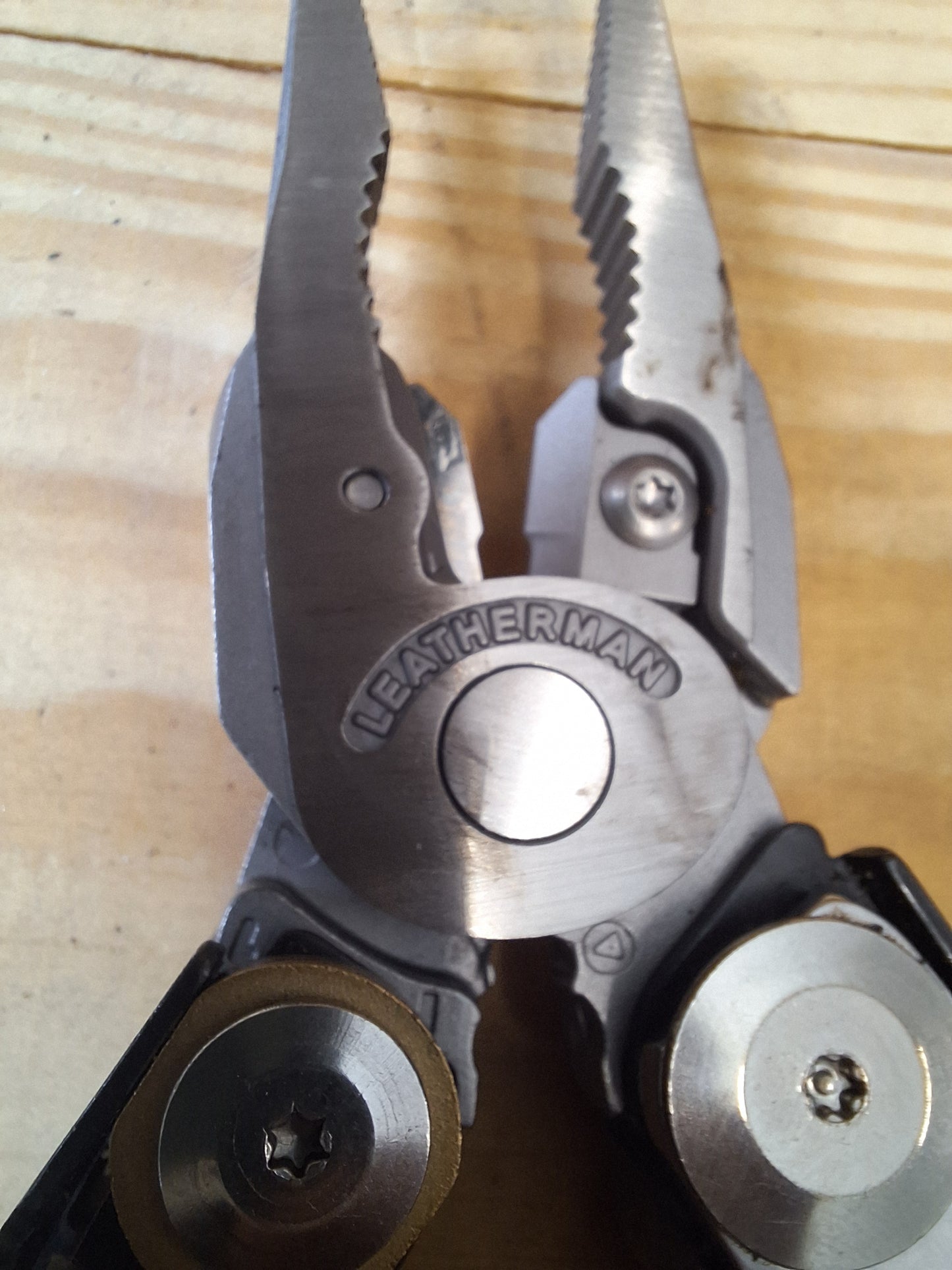 Multitool Leatherman MUT z ładownicą i bitami
