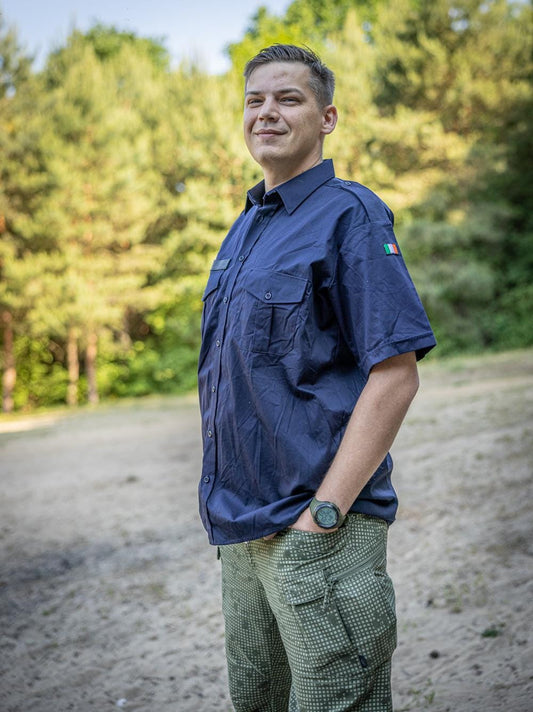 Koszula z krótkim rękawem w kolorze granatowym z flagą i marynarką irlandzką