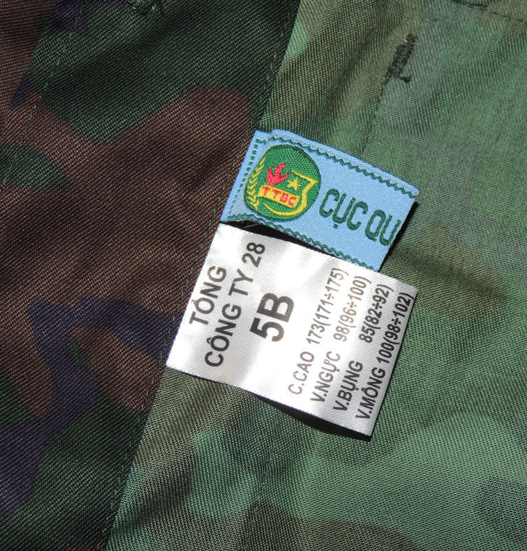 Uniform der vietnamesischen Armee mit moderner mittlerer Besatz