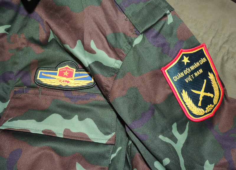 Uniform der vietnamesischen Armee mit moderner mittlerer Besatz