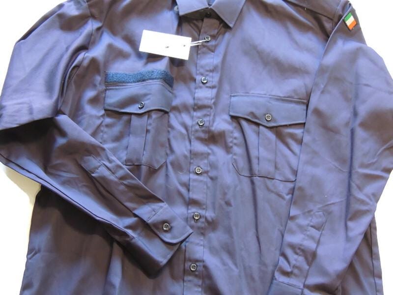 Marineblaues Langarm-Button-Down-Hemd mit irischer Flagge